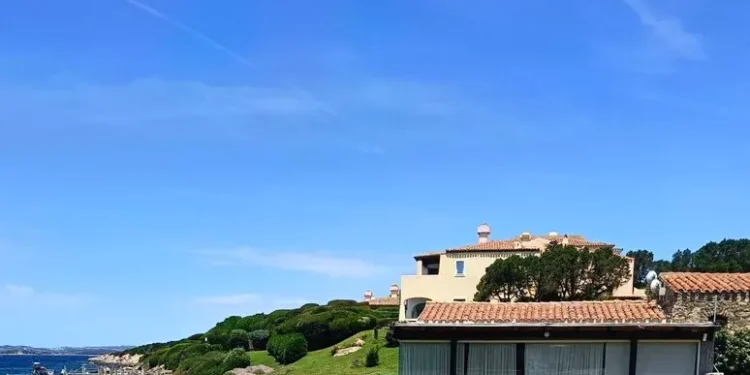 Presunti abusi edilizi a Cala del Faro, sequestrato fabbricato con vetrate