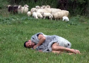 Corpi ricoperti di pelli ovine per denunciare l”Epidemia de su profittu’