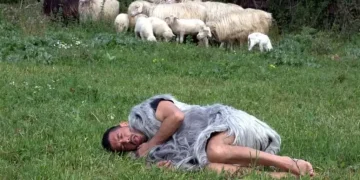 Corpi ricoperti di pelli ovine per denunciare l”Epidemia de su profittu’