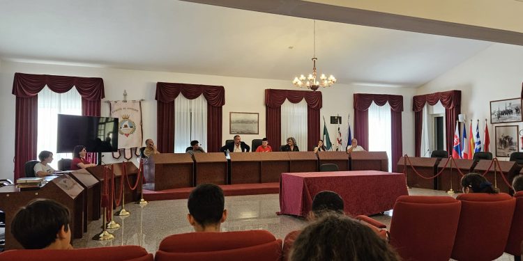 Stintino, al via l’esperimento del Consiglio Comunale dei Ragazzi: un percorso formativo per i cittadini di domani