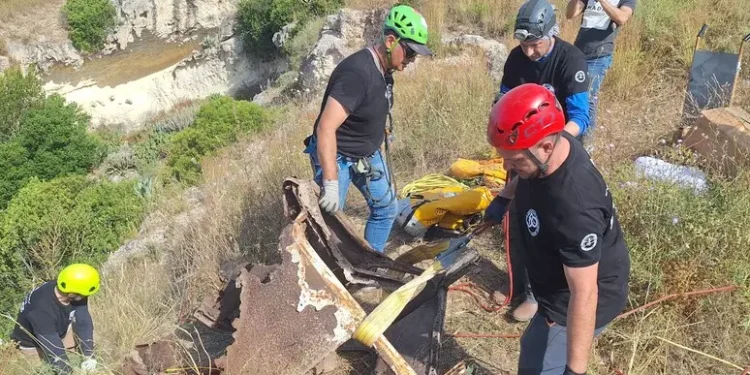 Ripulita la cavità della dolina di Tuvixeddu da rifiuti, plastica e penumatici