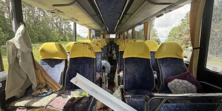 Drone contro un autobus con bambini bielorussi nella regione di Bryansk: un morto e diversi feriti
