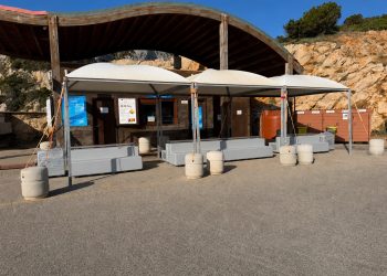 Capo Caccia, nuove panchine per l’attesa della Grotta di Nettuno