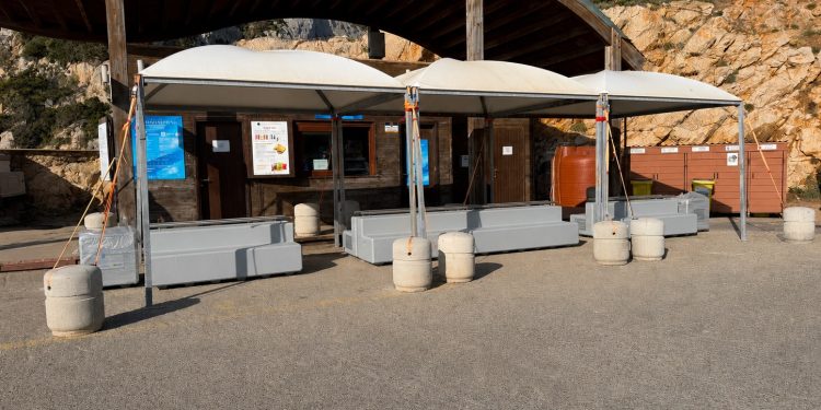 Capo Caccia, nuove panchine per l’attesa della Grotta di Nettuno