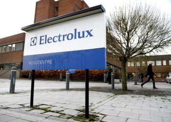 Electrolux, l’azienda sospende il piano licenziamenti e le chiusure per cinquanta giorni