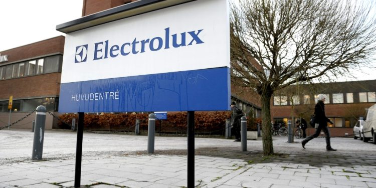 Electrolux, l’azienda sospende il piano licenziamenti e le chiusure per cinquanta giorni