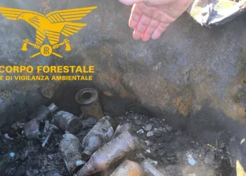 Rifiuti pericolosi smaltiti e bruciati abusivamente in un terreno a Capoterra