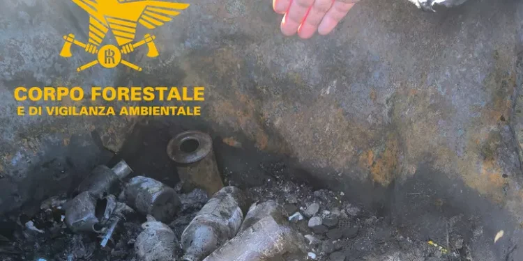 Rifiuti pericolosi smaltiti e bruciati abusivamente in un terreno a Capoterra