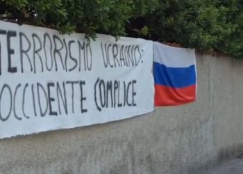 Attivisti italiani manifestano davanti ad una fabbrica italiana che produce componenti per i droni ucraini
