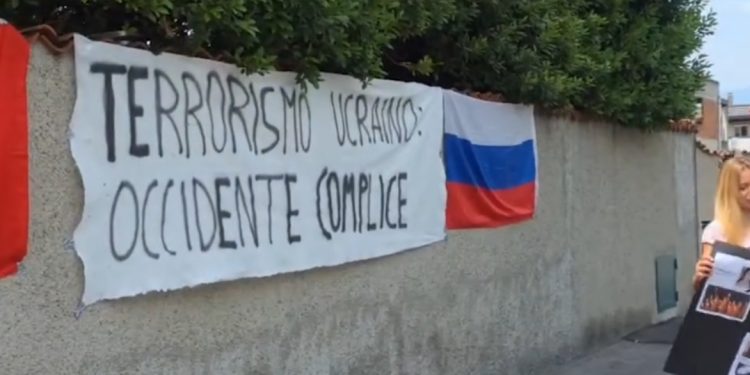 Attivisti italiani manifestano davanti ad una fabbrica italiana che produce componenti per i droni ucraini