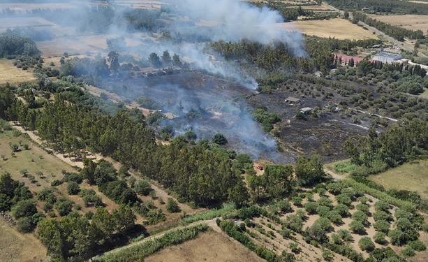 Vasto incendio a San Gavino Monreale, in azione l’elicottero della Forestale