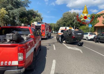 Nuoro, si scontra con due auto parcheggiate e si ribalta: un ferito