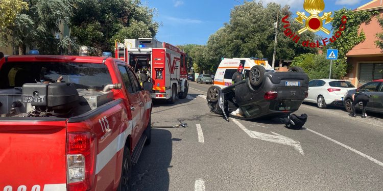 Nuoro, si scontra con due auto parcheggiate e si ribalta: un ferito