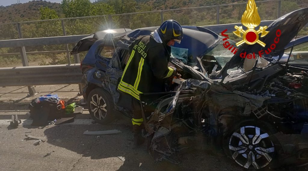 Villaputzu, scontro tra auto e camion: donna incastrata tra le lamiere