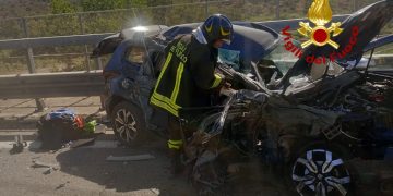 Villaputzu, scontro tra auto e camion: donna incastrata tra le lamiere