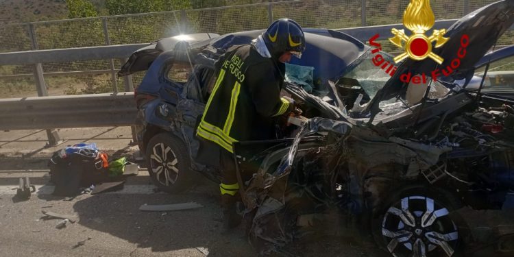 Villaputzu, scontro tra auto e camion: donna incastrata tra le lamiere