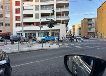 Brutto incidente in centro a Cagliari, scontro tra auto e moto: un ragazzo trasportato in ospedale