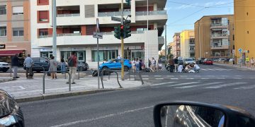 Brutto incidente in centro a Cagliari, scontro tra auto e moto: un ragazzo trasportato in ospedale