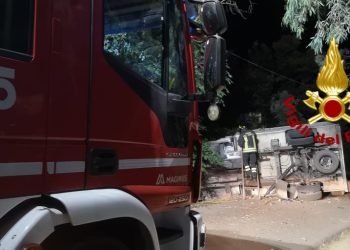 Tragedia a San Sperate: col furgone finisce contro gli alberi: morto un 26 enne