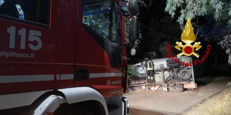 Tragedia a San Sperate: col furgone finisce contro gli alberi: morto un 26 enne