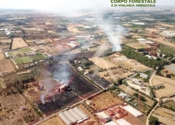 Vasto incendio ad Assemini: presente l’elicottero del Corpo Forestale
