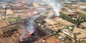 Vasto incendio ad Assemini: presente l’elicottero del Corpo Forestale
