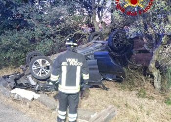 Gravissimo incidente a Macomer: tre giovani incastrati dentro l’auto ribaltata
