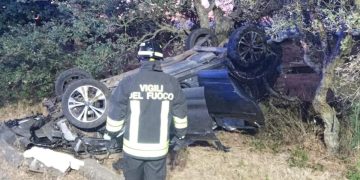 Gravissimo incidente a Macomer: tre giovani incastrati dentro l’auto ribaltata