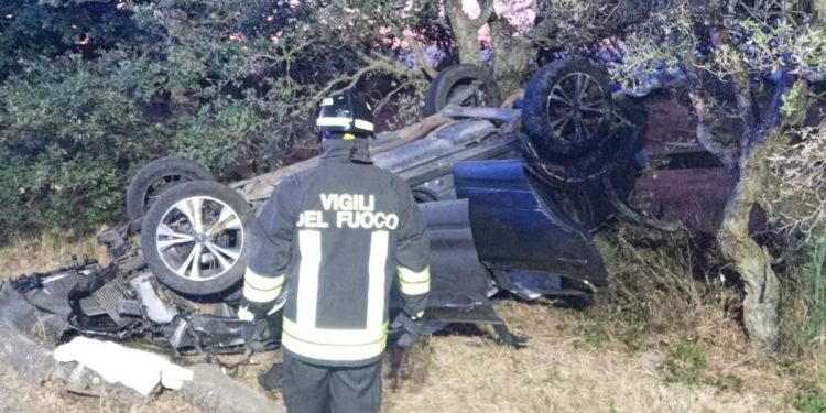 Gravissimo incidente a Macomer: tre giovani incastrati dentro l’auto ribaltata