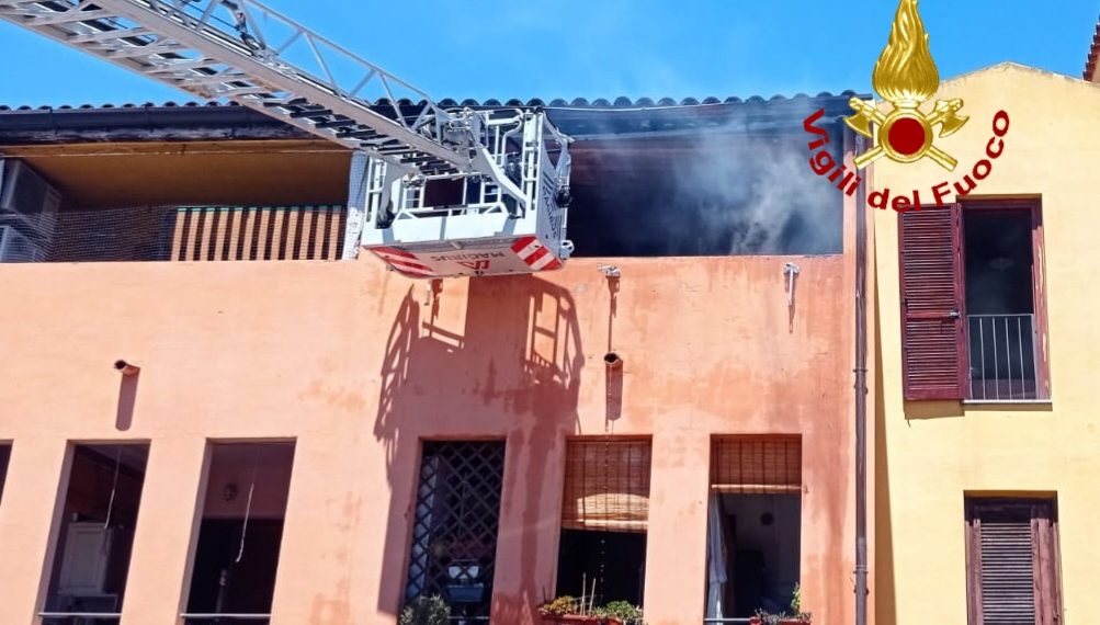 Abitazione in fiamme a Olbia, in azione i Vigili del Fuoco