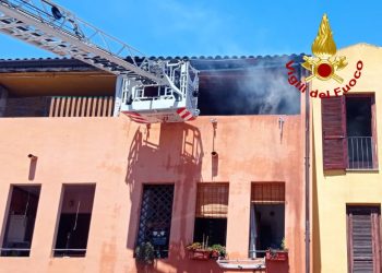 Abitazione in fiamme a Olbia, in azione i Vigili del Fuoco