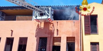 Abitazione in fiamme a Olbia, in azione i Vigili del Fuoco
