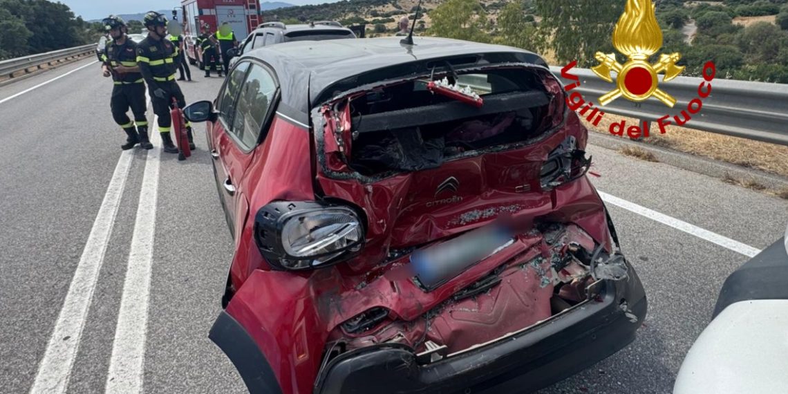 Olbia, scontro tra due auto e un mezzo pensate: un ferito