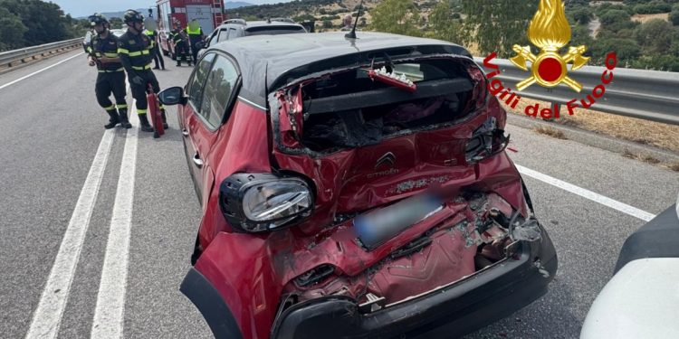 Olbia, scontro tra due auto e un mezzo pensate: un ferito