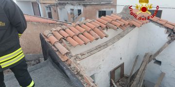 Paura a Nuoro, crolla tetto di una abitazione in centro