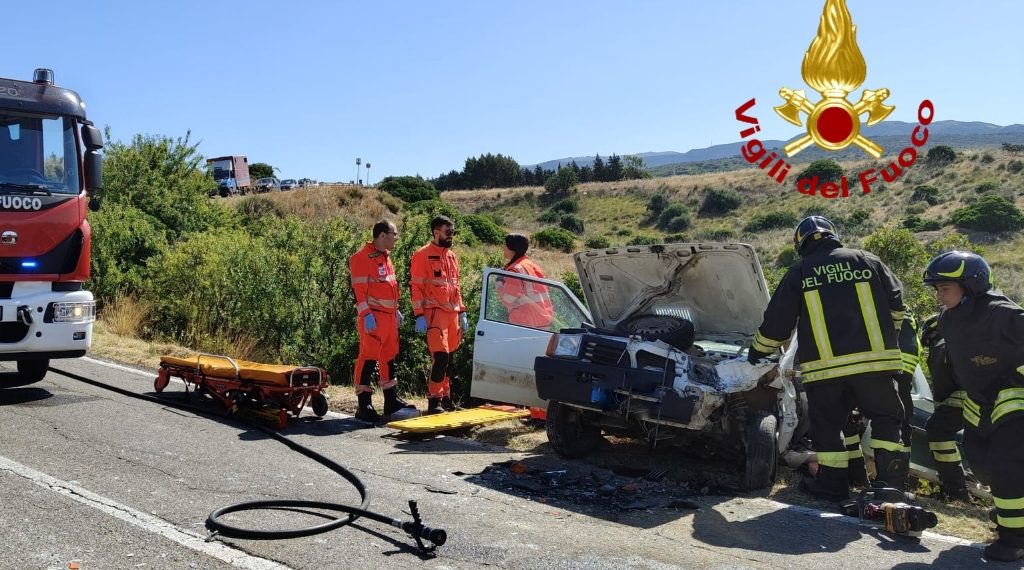 Frontale tra due auto: una coppia incastrata tra le lamiere