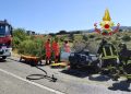 Frontale tra due auto: una coppia incastrata tra le lamiere