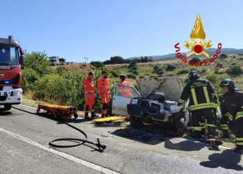 Frontale tra due auto: una coppia incastrata tra le lamiere