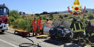 Frontale tra due auto: una coppia incastrata tra le lamiere