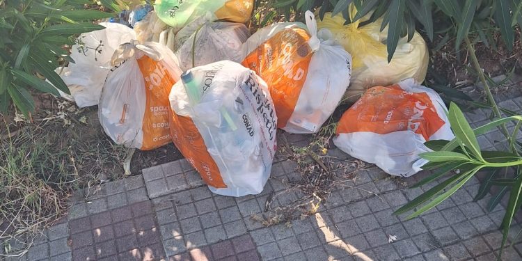 Discarica abusiva a Capoterra, cumuli di rifiuti abbandonati da giorni