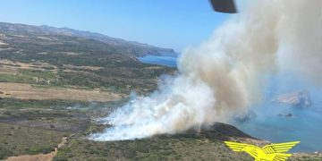 Fiamme a Stintino, sul posto l’elicottero del Corpo Forestale