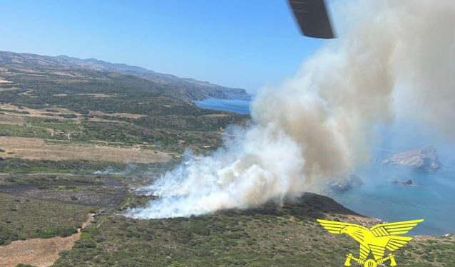 Fiamme a Stintino, sul posto l’elicottero del Corpo Forestale