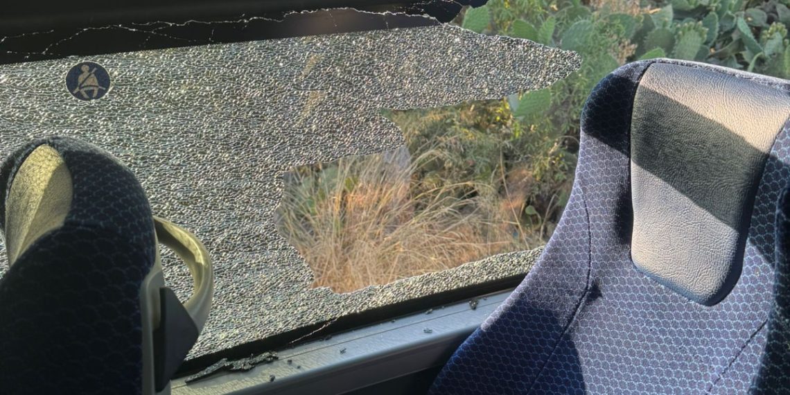 Tragedia sfiorata lungo la Decimomannu-Villasor: autobus Arst squarciato dalla benna di un trattore