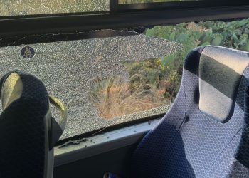 Tragedia sfiorata lungo la Decimomannu-Villasor: autobus Arst squarciato dalla benna di un trattore