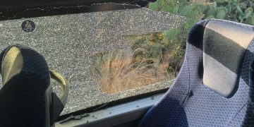 Tragedia sfiorata lungo la Decimomannu-Villasor: autobus Arst squarciato dalla benna di un trattore