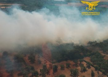 Vasto incendio nell’Oristanese, presente l’elicottero antincendio