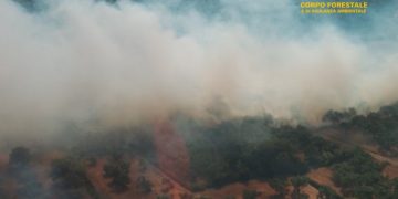 Vasto incendio nell’Oristanese, presente l’elicottero antincendio