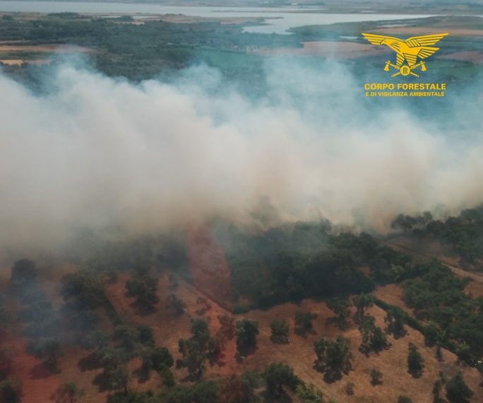 Vasto incendio nell’Oristanese, presente l’elicottero antincendio