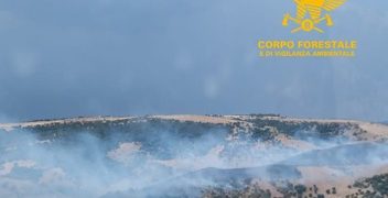 Fiamme a Nurri e Bolotana, in azione i mezzi aerei del Corpo Forestale