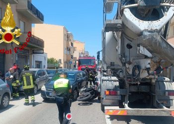 Scontro tra moto, auto e betoniera ad Alghero: tre feriti
